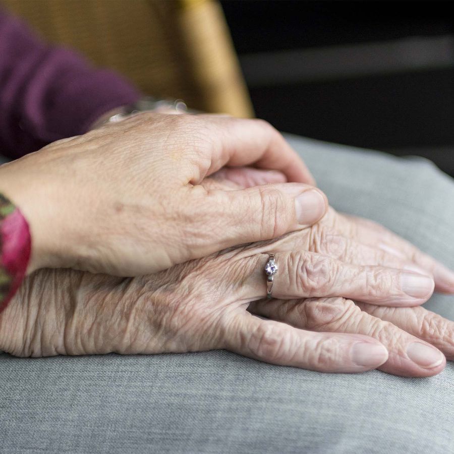 Pflegekraft hält die Hand einer Seniorin – Grundpflege zuhause in Kall und Umgebung