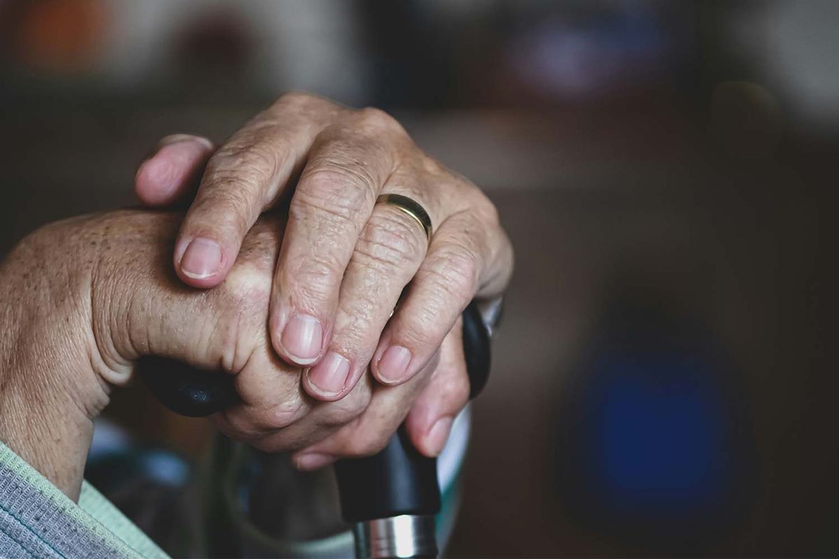 Hände einer Pflegekraft und einer Seniorin – Verhinderungspflege als Entlastung für Angehörige
